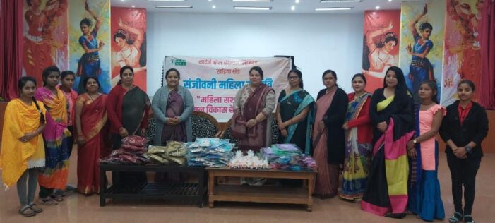 संजीवनी महिला समिति ने जरूरतमंदों में बांटे कंबल