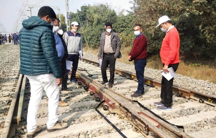 रेल संरक्षा आयुक्त पूर्वोत्तर सर्किल ने गौतमस्थान- माँझी (8 किमी) रेल खण्ड पर नवनिर्मित दूसरी लाइन एवं बकुलहां-सुरेमनपुर के मध्य दोहरीकरण का किया संरक्षा परीक्षण रेल संरक्षा आयुक्त पूर्वोत्तर सर्किल ने गौतमस्थान- माँझी (8 किमी) रेल खण्ड पर नवनिर्मित दूसरी लाइन एवं बकुलहां-सुरेमनपुर के मध्य दोहरीकरण का किया संरक्षा परीक्षण
