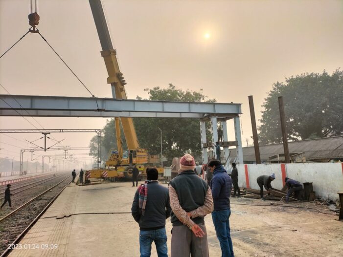 वाराणसी मण्डल के गोरखपुर छावनी- पनियहवाँ रेल खण्ड पर खड्डा रेलवे स्टेशन पर दो गर्डरों की सफल लांचिंग का कार्य सम्पन्न