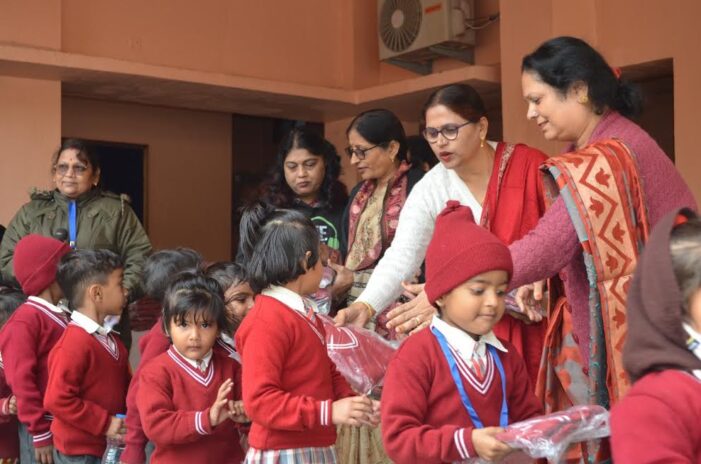 तरंगिनि महिला मंडल ने किया स्वेटर वितरण, खिले बच्चों के चेहरे तरंगिनि महिला मंडल ने किया स्वेटर वितरण, खिले बच्चों के चेहरे