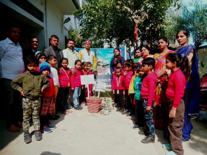 वृक्षारोपण कर शहीदों को दिया श्रध्दाजंलि