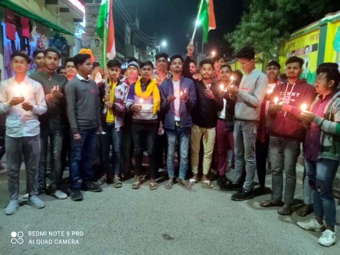 कैंडल मार्च निकालकर शहीदों को दी श्रद्धांजलि कैंडल मार्च निकालकर शहीदों को दी श्रद्धांजलि