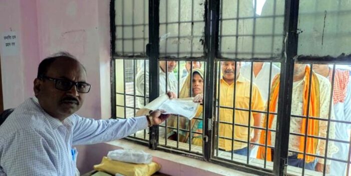 ग्राम प्रधान और सदस्य के लिए किया नामांकन