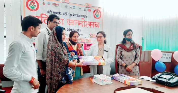केक काटकर मनाया गया कन्या जन्मोत्सव का आयोजन