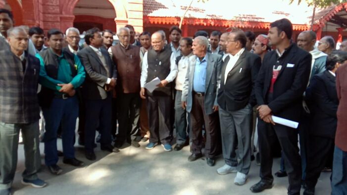 कलेक्ट्रेट अधिवक्ताओं ने किया प्रदशन