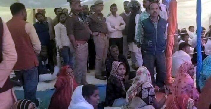 धर्म परिवर्तन कराने में 16 लोगों पर मुकदमा धर्म परिवर्तन कराने में 16 लोगों पर मुकदमा