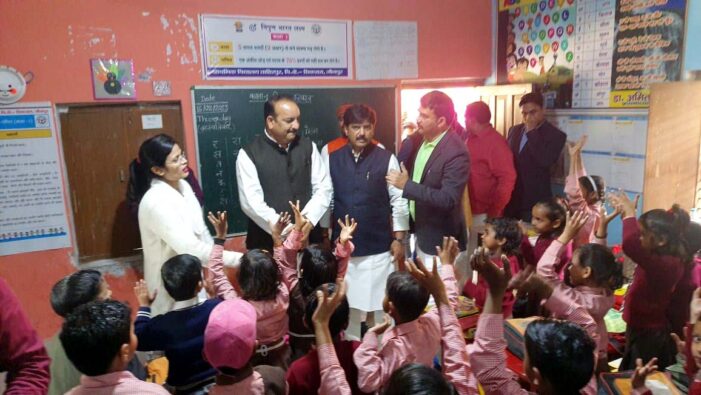 बच्चों के बेबाक जवाब पाकर प्रभारी मंत्री गदगद