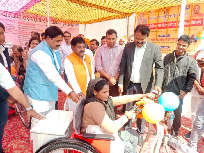राज्य मंत्री ने दिव्यांगजनों में बांटा निःशुल्क मोटराईज्ड ट्राई साईकिल