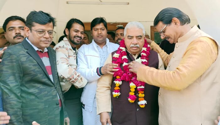 प्रभारी मंत्री के प्रथम जनपद आगमन पर जगह-जगह हुआ स्वागत प्रभारी मंत्री के प्रथम जनपद आगमन पर जगह-जगह हुआ स्वागत