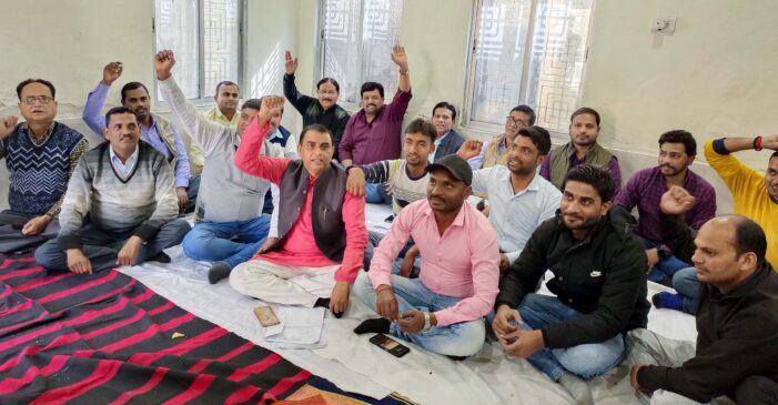 मांगे को लेकर पीडब्ल्यूडी कर्मियों ने की कलमबंद हड़ताल