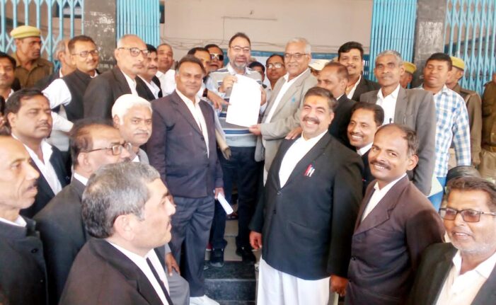भ्रष्टाचार को लेकर अधिवक्ताओं ने किया प्रदर्शन