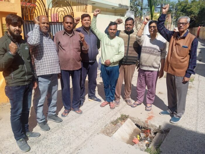 वार्ड वासियों ने समस्याओं को लेकर किया विरोध प्रदर्शन