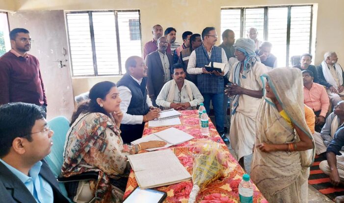जिले के अति पिछडे ग्राम सिहार पहुॅची विभिन्न विभागों की टीम
