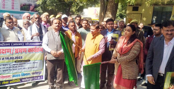 किसानों के दल को विधायक व डीएम ने झंडी दिखाकर किया रवाना