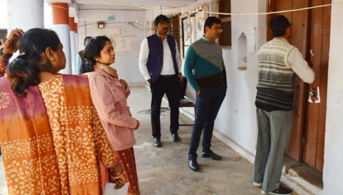 जिलाधिकारी ने परीक्षा केंद्रों का किया औचक निरीक्षण जिलाधिकारी ने परीक्षा केंद्रों का किया औचक निरीक्षण