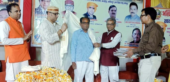 समारोह में नौ पत्रकार कायस्थ रत्न से सम्मानित समारोह में नौ पत्रकार कायस्थ रत्न से सम्मानित