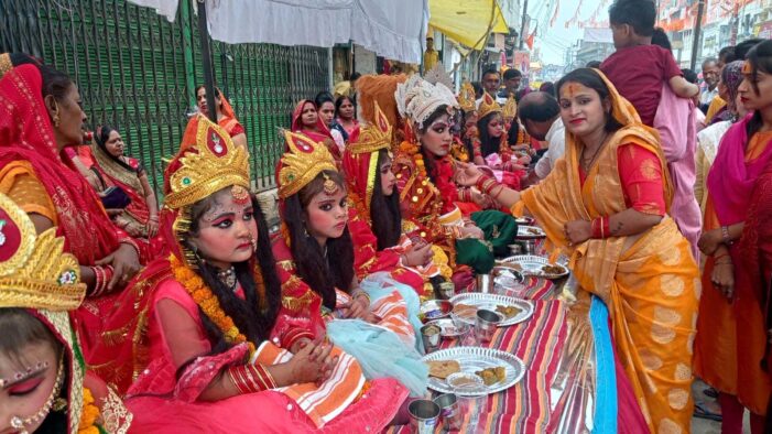 कन्या पूजन के साथ नवरात्र का समापन कन्या पूजन के साथ नवरात्र का समापन