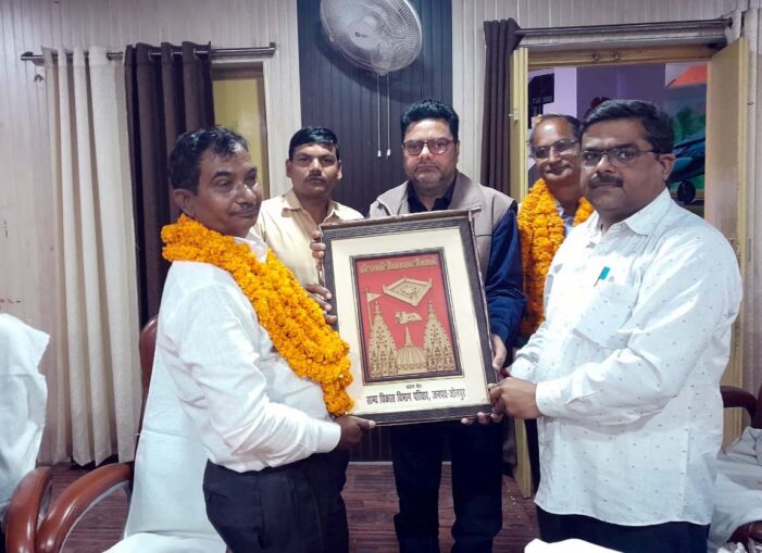 विकास कार्यालय के दो कर्मचारियों की विदाई विकास कार्यालय के दो कर्मचारियों की विदाई