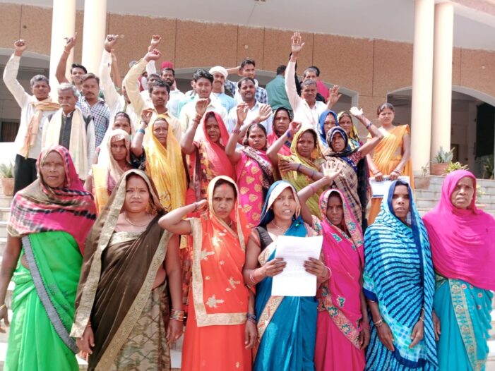 फर्जी तरीके से हुए सस्ते गल्ले की दुकान के चयन पर प्रदर्शन