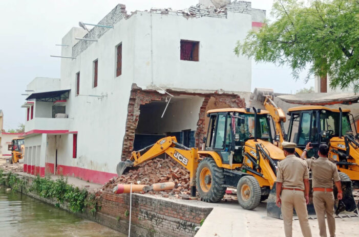 अतीक के करीबी पर कार्रवाई, बुलडोजर से मकान ध्वस्त