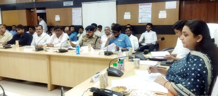 निवेश मित्र पोर्टल के आवेदनों का समय से करायें निस्तारण: डीएम