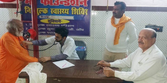 मेडिकल कैंप में मरीजों का स्वास्थ्य परीक्षण कर बांटी दवाएं