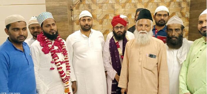 बंदगी मिया की मस्जिद में नमाज़े तरावी में पढ़ा गया कुरान बंदगी मिया की मस्जिद में नमाज़े तरावी में पढ़ा गया कुरान