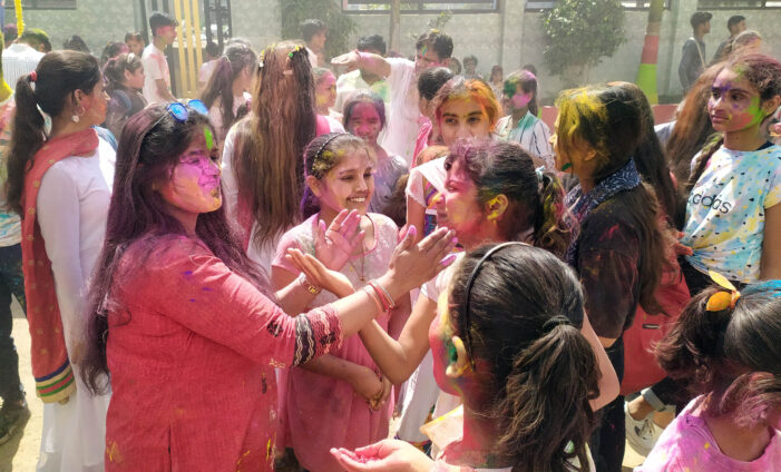 लिल्स बगिया में धूमधाम से मनाया होली का पर्व लिल्स बगिया में धूमधाम से मनाया होली का पर्व