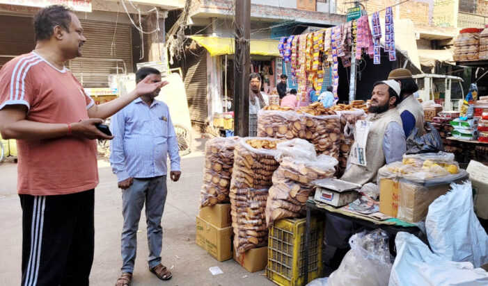 नाले के ऊपर कब्ज़ा देख ईओ ने जताई नाराजगी