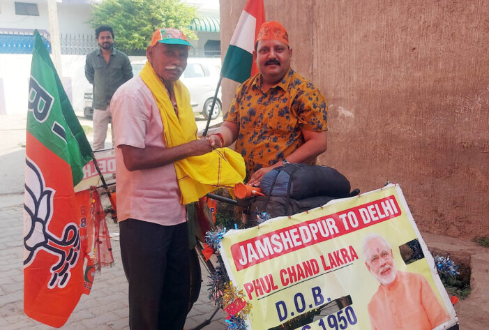 मोदी भक्त से मिले योगी भक्त