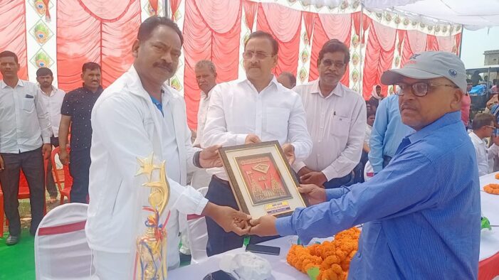 चंदौली में 18 वीं बॉलीबाल प्रतियोगिता का भव्य शुभारंभ चंदौली में 18 वीं बॉलीबाल प्रतियोगिता का भव्य शुभारंभ