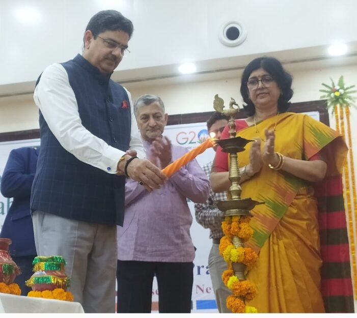 हर हाथ को काम मिलने पर आएगी आत्मनिर्भरता: प्रोफेसर आलोक राय हर हाथ को काम मिलने पर आएगी आत्मनिर्भरता: प्रोफेसर आलोक राय