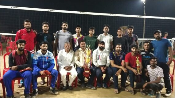 चंदौली में आयोजित राज्यस्तरीय वॉलीबॉल टूर्नामेंट में ईसीआर डीडीयू की टीम रही विजेता
