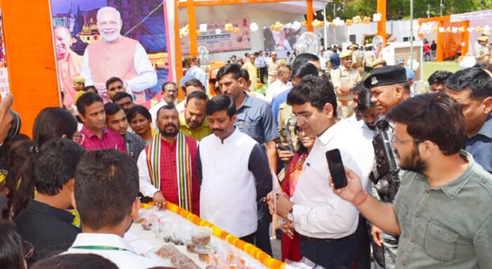 मंत्री नन्द गोपाल गुप्ता नंदी जी ने दो दिवसीय ईट राइट मिलेट्स मेला-2023 का फीता काटकर किया उद्घाटन मंत्री नन्द गोपाल गुप्ता नंदी जी ने दो दिवसीय ईट राइट मिलेट्स मेला-2023 का फीता काटकर किया उद्घाटन