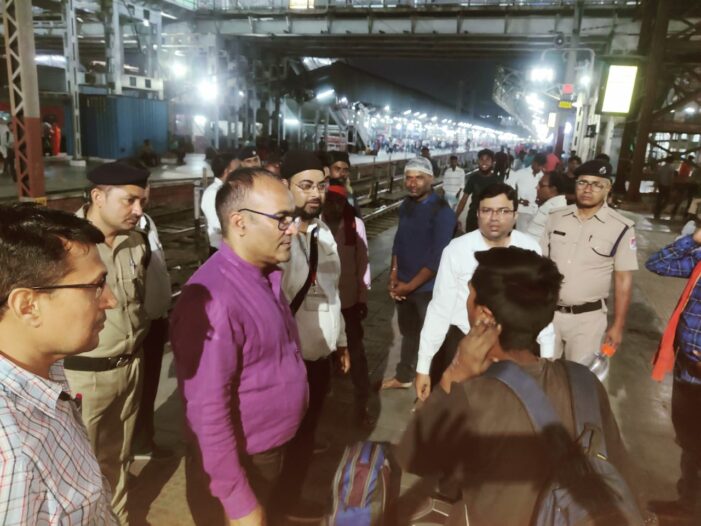 वरिष्ठ मंडल वाणिज्य प्रबंधक  द्वितीय ने किया प्रयागराज जंक्शन का औचक निरीक्षण
