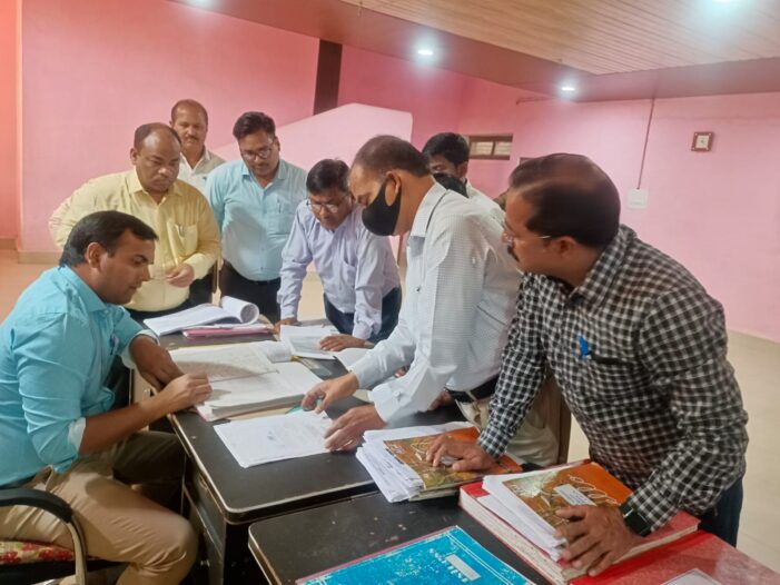 तहसील राबटगंज का किया आकस्मिक निरीक्षण तहसील राबटगंज का किया आकस्मिक निरीक्षण