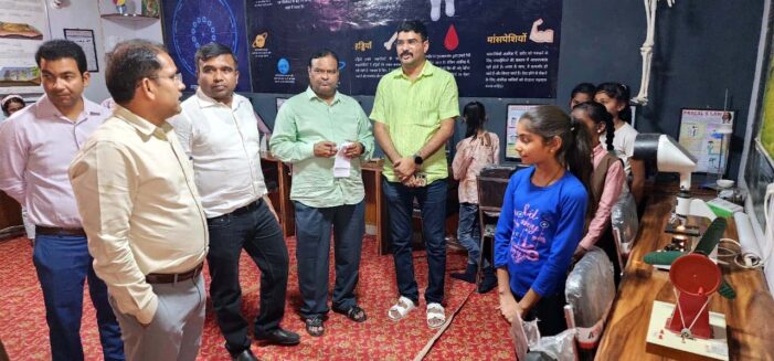 जिलाधिकारी ने विद्यालय का किया औचक निरीक्षण