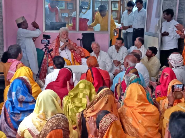 मैहर के प्रधान पुजारी से मिलने को लगा तांता