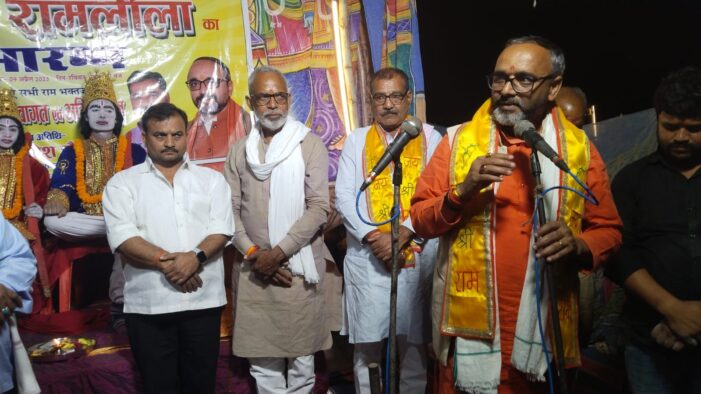 धनुष टूटते ही श्रीराम को सीता ने पहनाई जयमाला धनुष टूटते ही श्रीराम को सीता ने पहनाई जयमाला