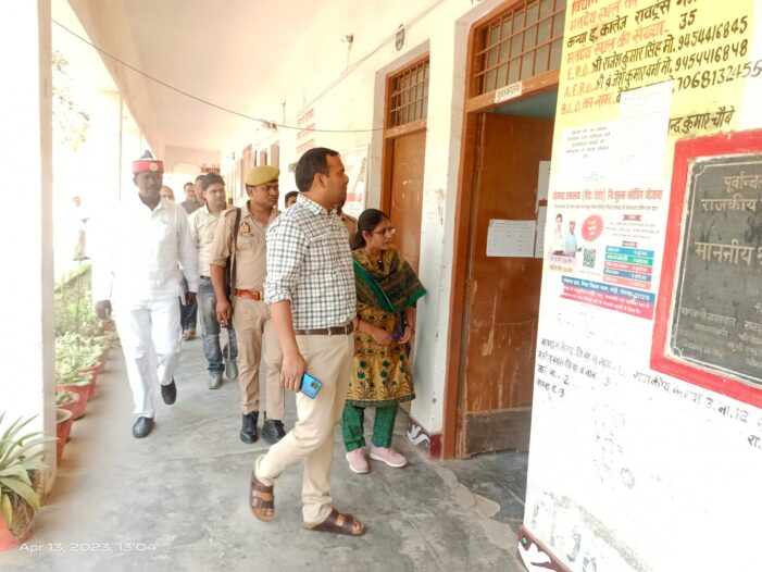 डीएम ने राजकीय बालिका इण्टर कालेज राबर्ट्सगंज का किया औचक निरीक्षण डीएम ने राजकीय बालिका इण्टर कालेज राबर्ट्सगंज का किया औचक निरीक्षण