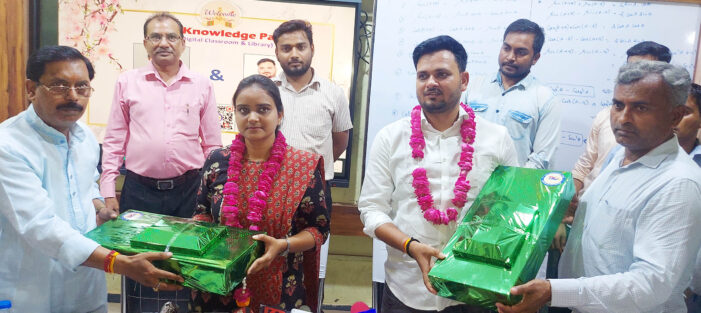 निधि व रोहित का माला पहनाकर किया स्वागत
