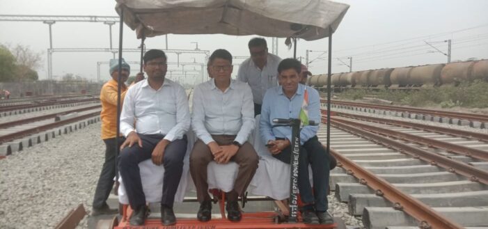 रेलवे बोर्ड के प्रधान कार्यकारी निदेशक/इंफ्रा मुकुल सरण माथुर द्वारा डीएफसीसीआईएल के नवनिर्मित डीडीयू स्टेशन और डीडीयू यार्ड का निरीक्षण किया रेलवे बोर्ड के प्रधान कार्यकारी निदेशक/इंफ्रा मुकुल सरण माथुर द्वारा डीएफसीसीआईएल के नवनिर्मित डीडीयू स्टेशन और डीडीयू यार्ड का निरीक्षण किया