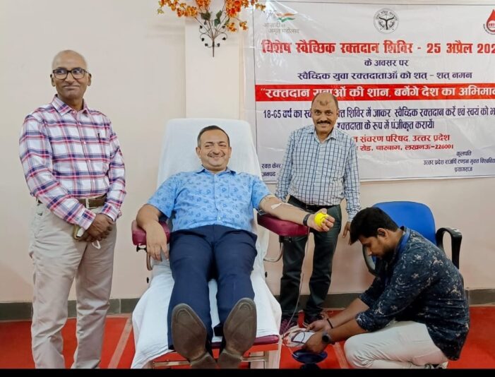 मुक्त विश्वविद्यालय के रक्तदान शिविर में कुलसचिव,  शिक्षकों एवं कर्मचारियों ने किया रक्तदान