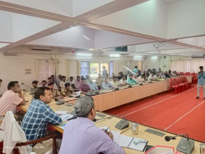 चुनाव प्रेक्षक ने प्रभारी अधिकारियों के साथ बैठक की दिये आवश्यक दिशा निर्देश चुनाव प्रेक्षक ने प्रभारी अधिकारियों के साथ बैठक की दिये आवश्यक दिशा निर्देश