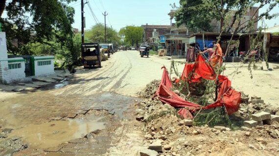 जल निगम की पाइप क्षतिग्रस्त, सड़क पर पानी