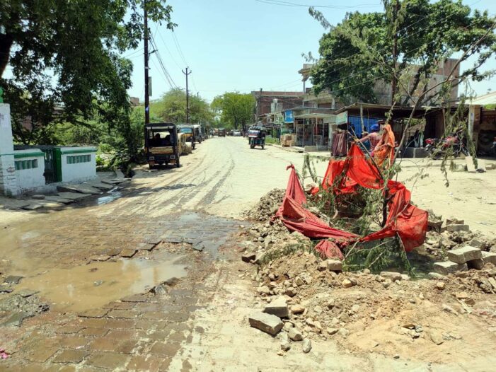 जल निगम की पाइप क्षतिग्रस्त, सड़क पर पानी जल निगम की पाइप क्षतिग्रस्त, सड़क पर पानी