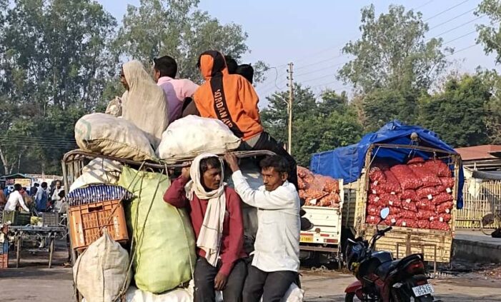 जान जोखिम में डाल कर रहे है सफर