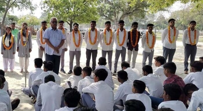 बोर्ड परीक्षा में सर्वोच्च अंक वालों को किया सम्मानित बोर्ड परीक्षा में सर्वोच्च अंक वालों को किया सम्मानित