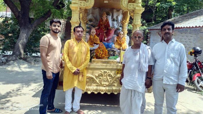 श्रद्धा के साथ देव कलश का स्वागत और पूजन