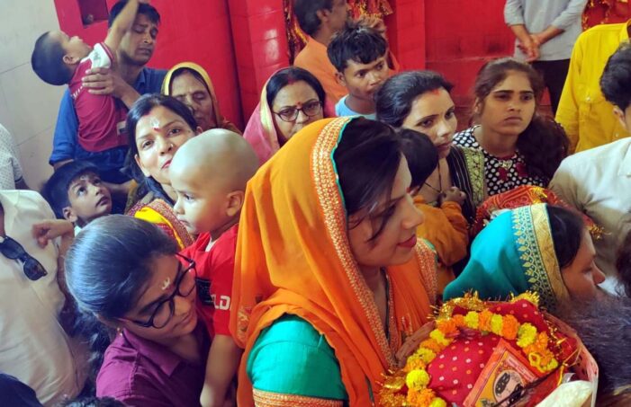 चैकियां धाम में श्रद्धालुओं की लगी लम्बी लाइन चैकियां धाम में श्रद्धालुओं की लगी लम्बी लाइन
